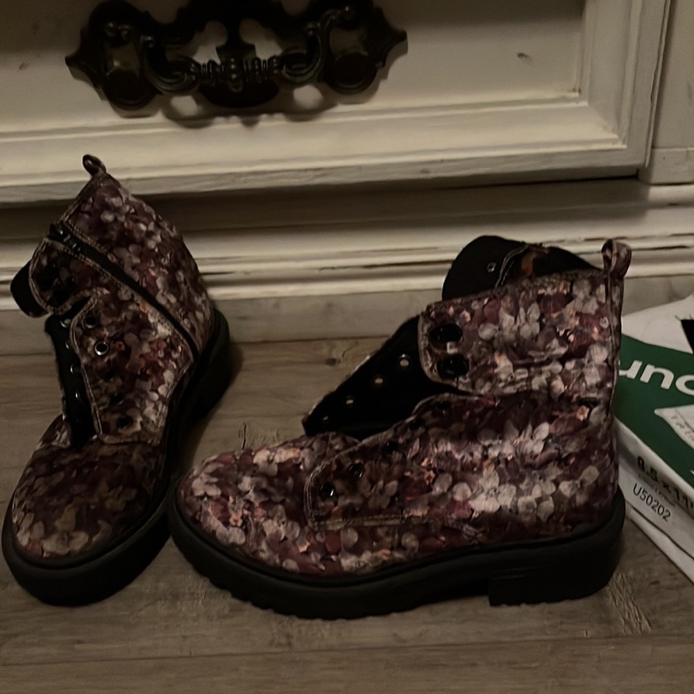 Boots - Picture 6 of 6